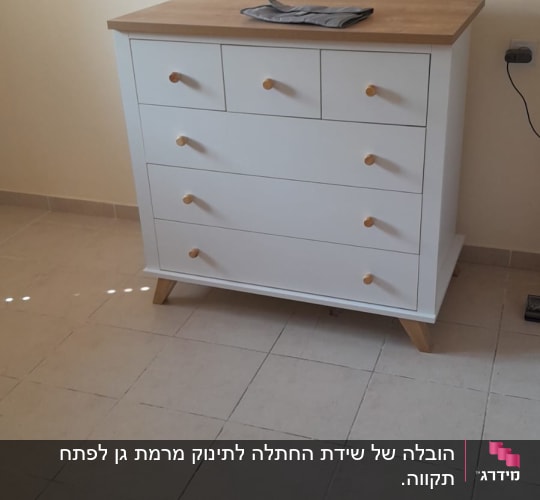 שידה לבנה עם מגירות וידיות עץ
